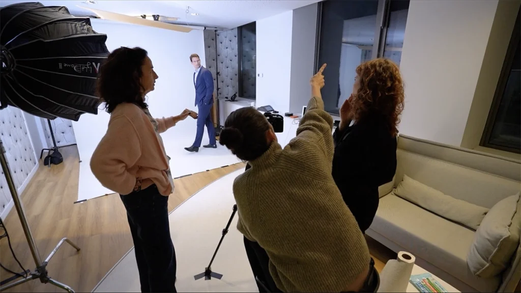 Scène de making-of d’un shooting photo professionnel pour une campagne corporate, produit par Scriptonic