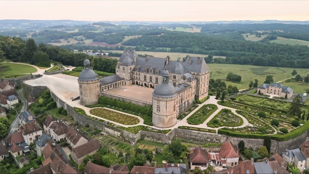 Vue aérienne du château de Hautefort en Dordogne, captée par drone pour un film institutionnel produit par Scriptonic